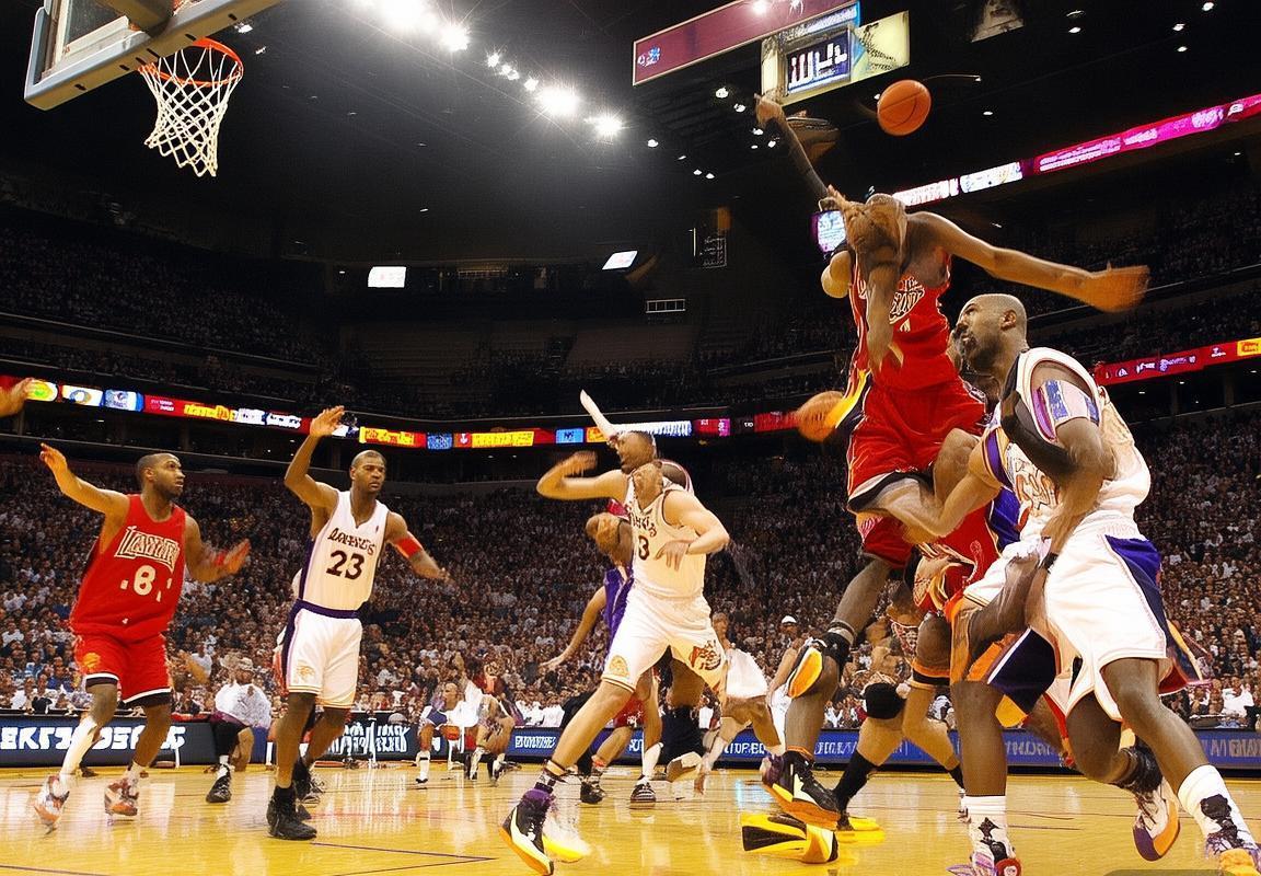 2006年NBA经典对决：湖快巅峰之战回顾(图3)