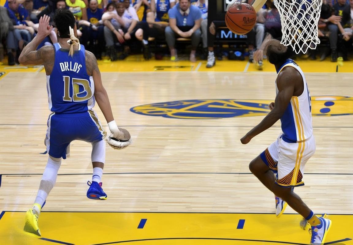 勇士小牛甲骨文馆巅峰对决：库里35分东契奇新秀亮相